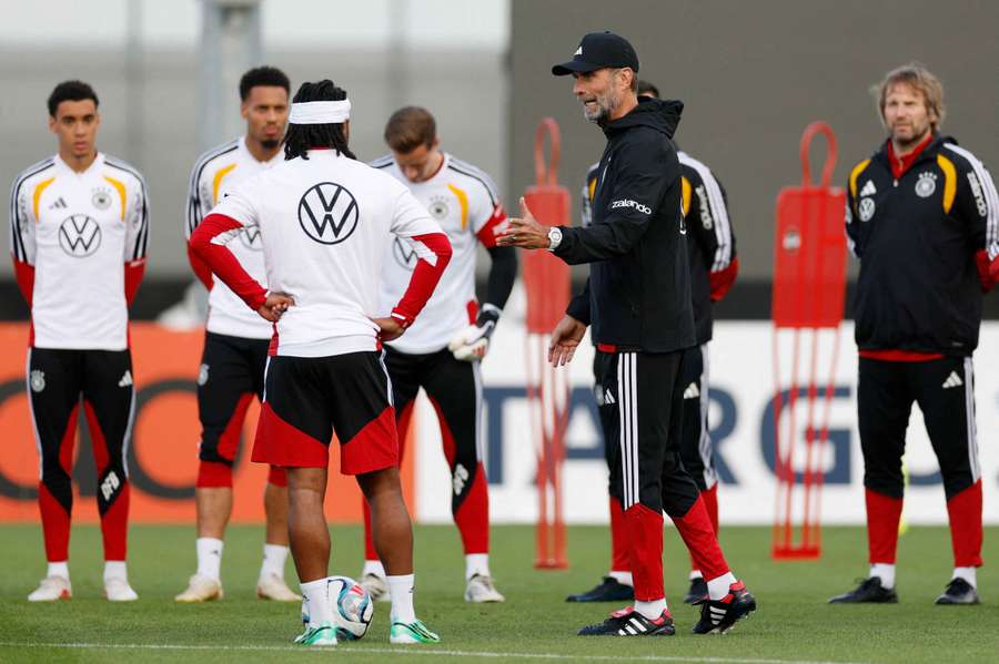 Klopp (r.) bei seiner ersten Trainingseinheit Klopp (r.) bei seiner ersten Trainingseinheit