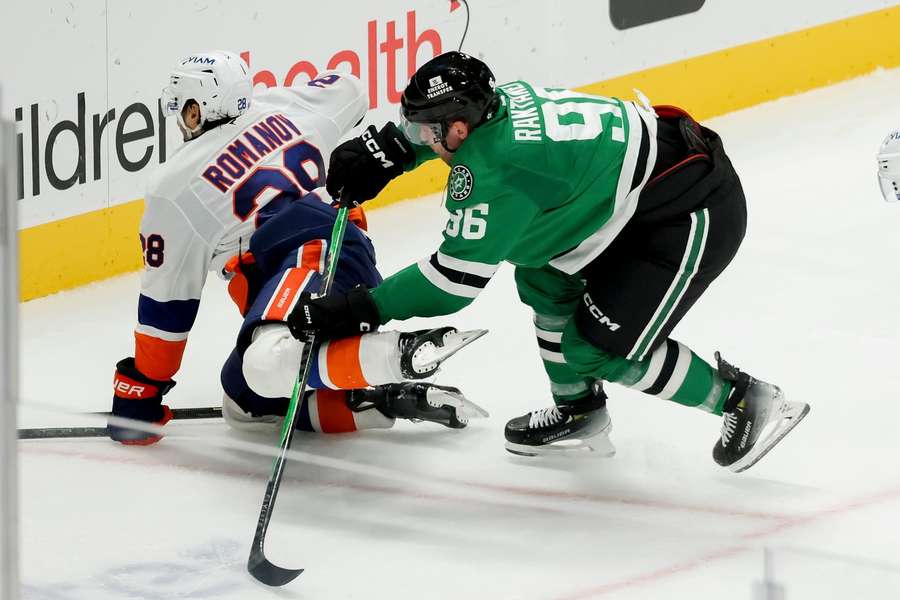 Tento zákrok vynesl Rantanenovi první trest do konce utkání. Tento zákrok vynesl Rantanenovi první trest do konce utkání.