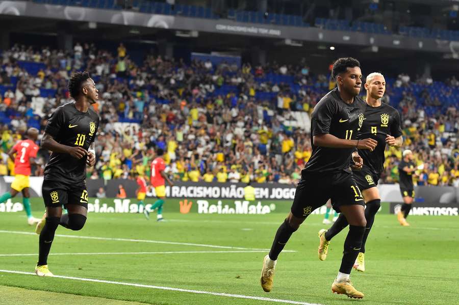 Rodrygo celebra un gol con Brasil.