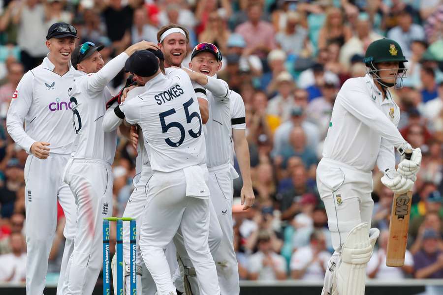 England's Stuart Broad (C) celebrates with teammates