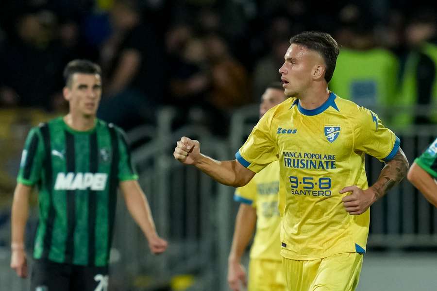 Antonio Raimondo dovedl hattrickem Frosinone k výhře nad Sassuolem. Antonio Raimondo dovedl hattrickem Frosinone k výhře nad Sassuolem.
