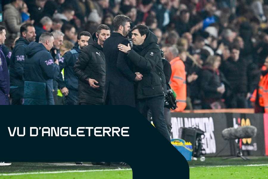 Michael Carrick et Andoni Iraola s’enlacent au coup de sifflet final