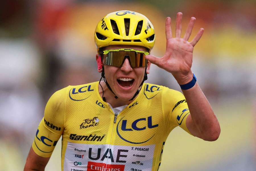 Tadej Pogačar při průjezdu cílem poslední etapy Tour de France.