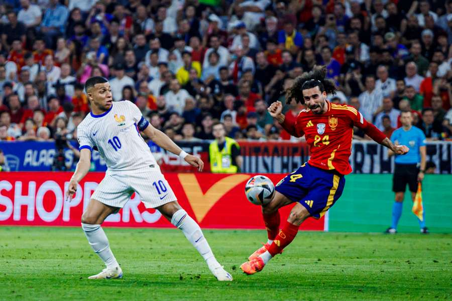 Mbappé y Cucurella 