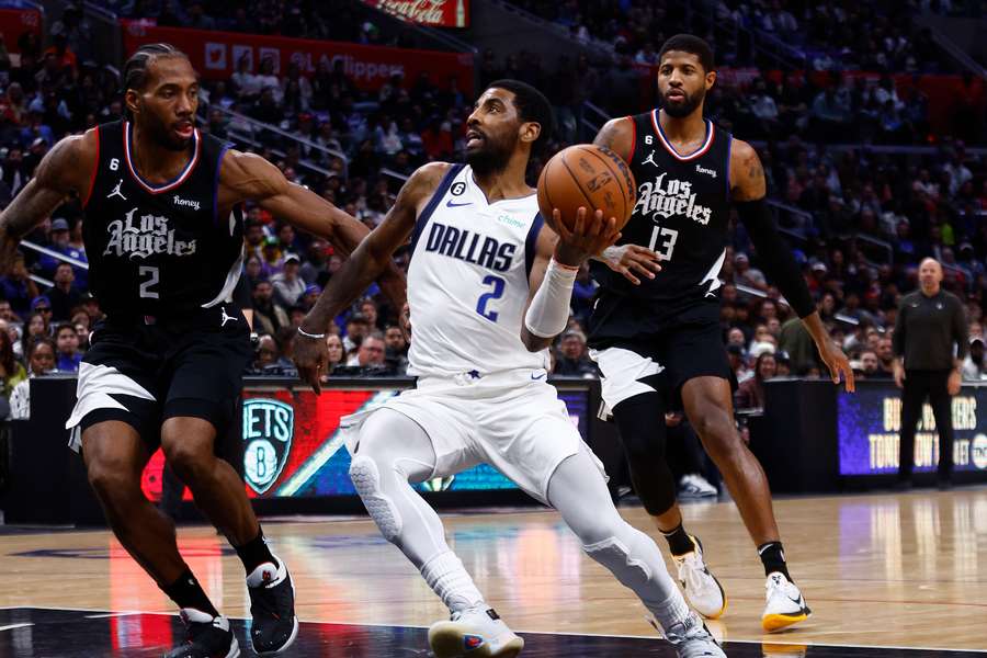 Kyrie Irving estreou bem com a camisa dos Mavericks