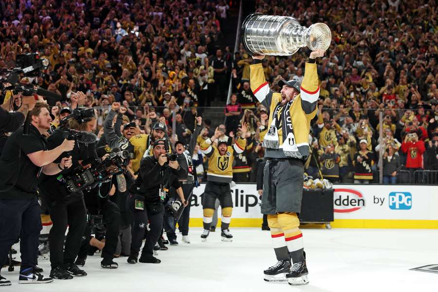 Vegas-Flügelspieler Mark Stone stemmt die Stanley-Cup-Trophäe in die Höhe.