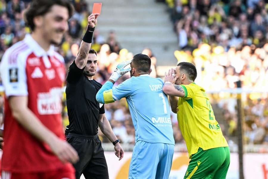 À 10 contre 11, Nantes craque en toute fin de match et Brest égalise