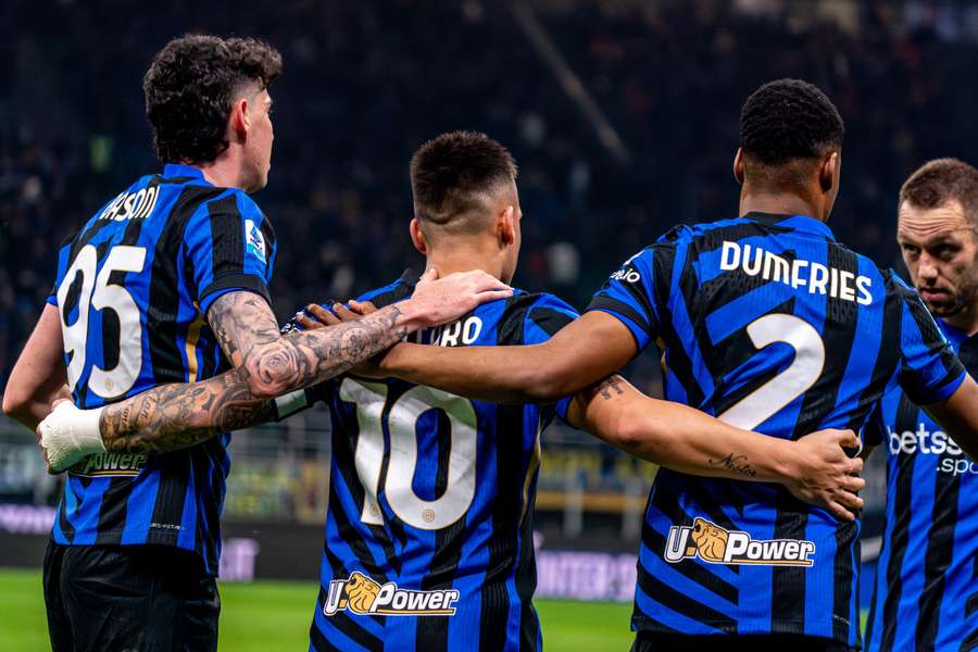 I giocatori dell'Inter festeggiano la vittoria sul Monza