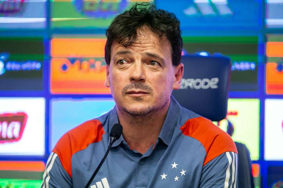 Fernando Diniz na apresentação como técnico do Cruzeiro