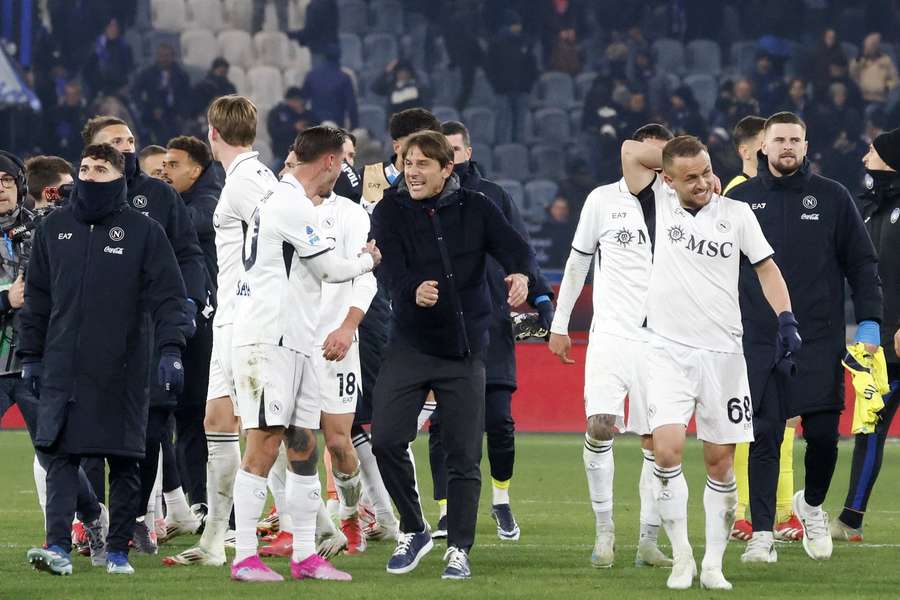 Conte sa s Neapolom naďalej drží na čele tabuľky Serie A.