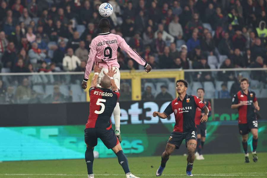 Kolo Muani si alza a mezz'aria, supportato dalle mani di Ostigard