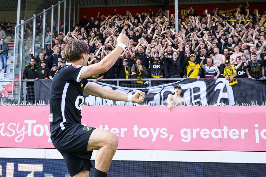 Sigurd Haugen viert de uitoverwinning op FC Emmen met de fans van NAC