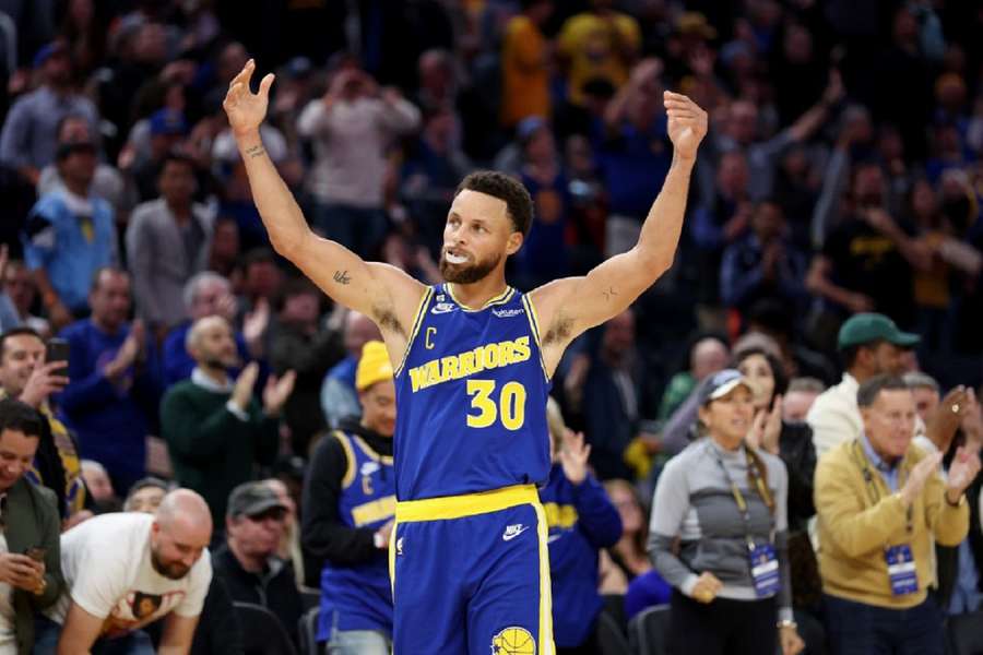 Warriors pakken eerste overwinning in november dankzij 47 punten van Stephen Curry