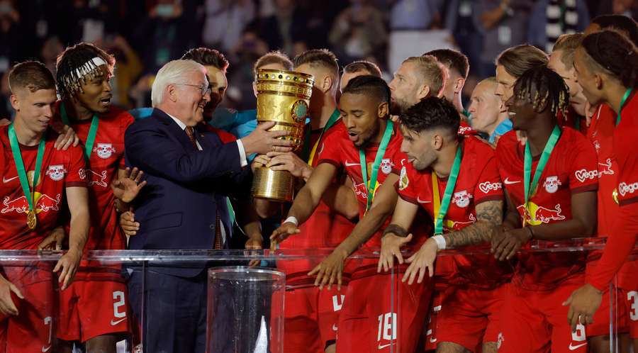 Presidente Steinmeier entrega a Pokal para os campeões