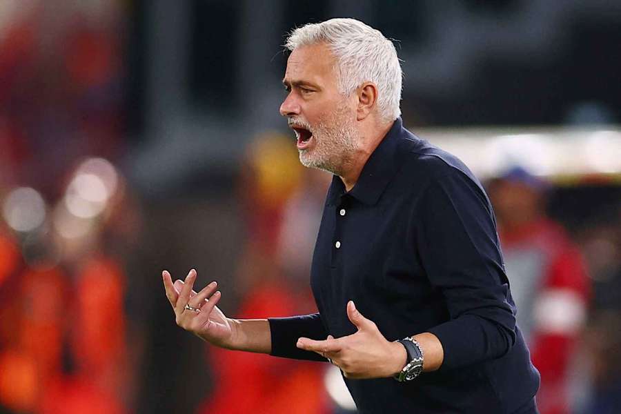 Mourinho během utkání s AS Řím. Mourinho během utkání s AS Řím.