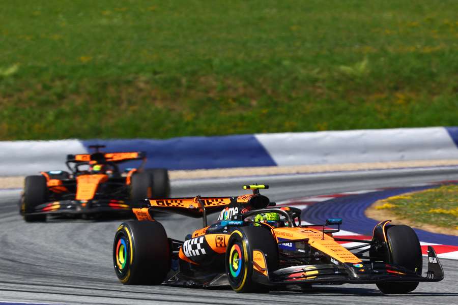 Lando Norris a za ním Oscar Piastri během Velké ceny Rakouska.