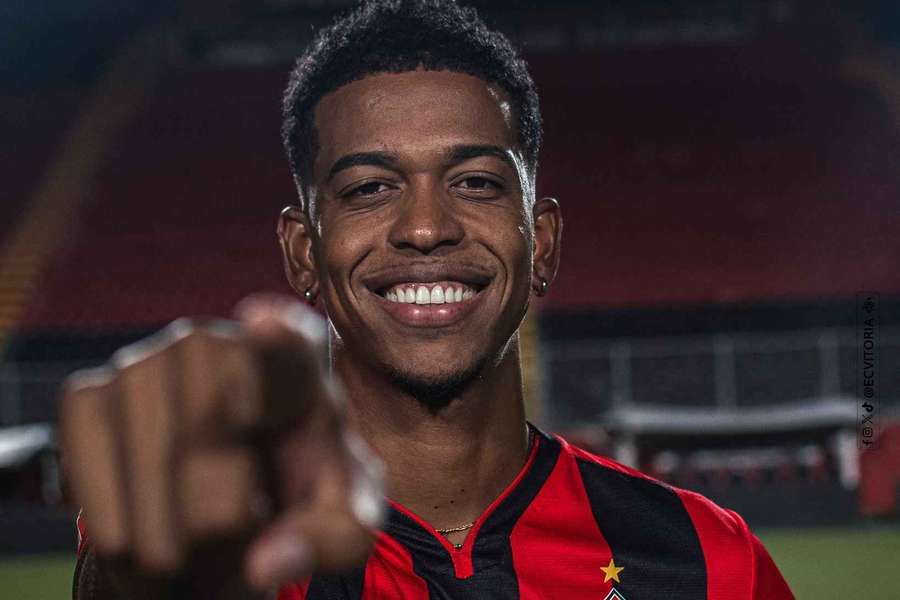 Carlinhos com sua nova camisa rubro-negra