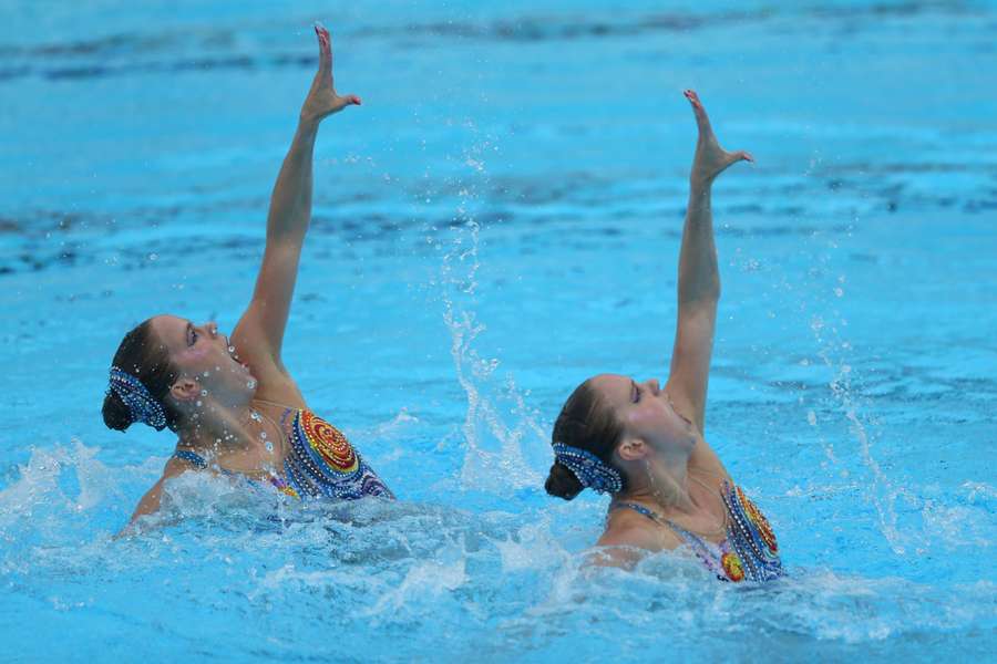 Noortje en Bregje Brouwer in actie op EK synchroonzwemmen