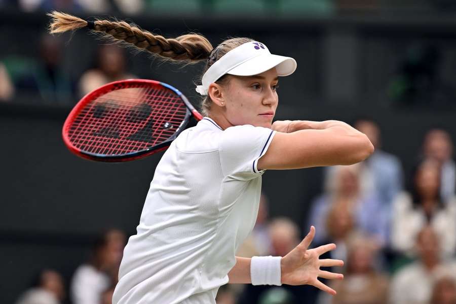 Rybakina, trenza al viento, avanza en Wimbledon.