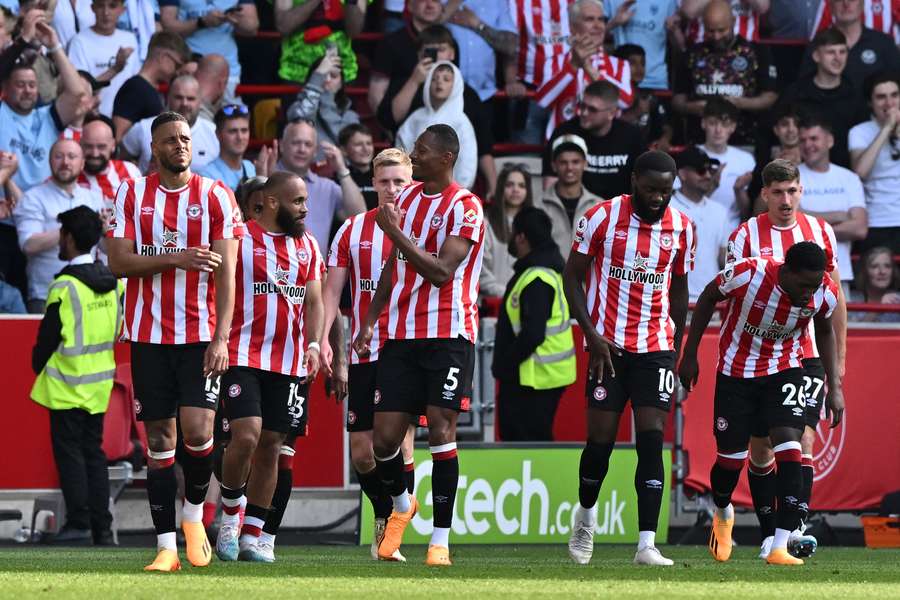 Brentford's English-born Jamaican defender Ethan Pinnock (C) celebrates with teammates after scoring a goal during the English Premier League football match between Brentford and Manchester City