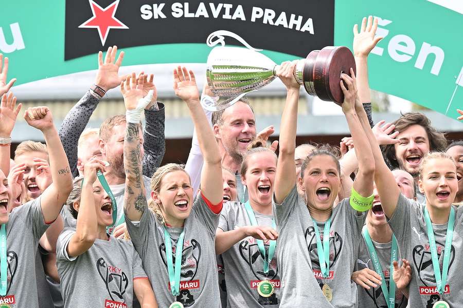 Slávistky s trofejí pro vítězky domácího poháru.