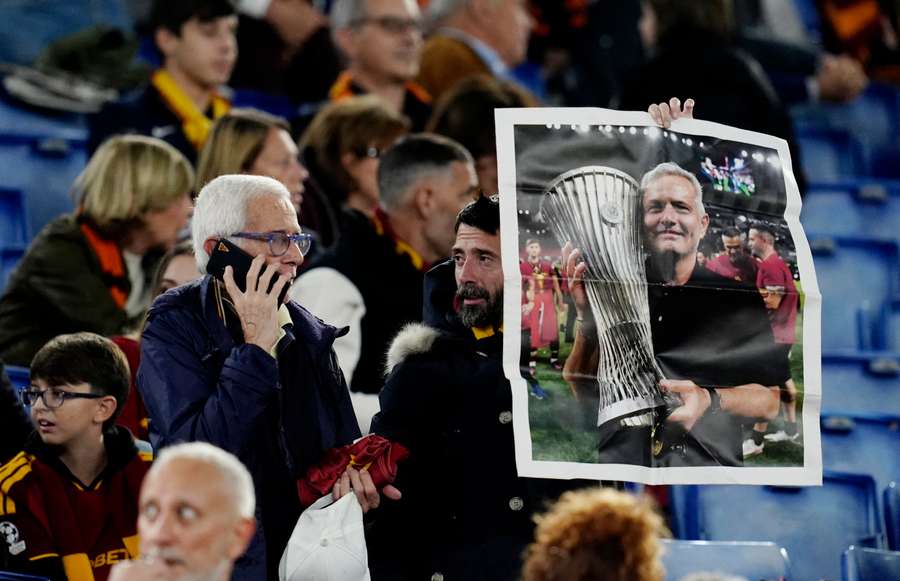 Un tifoso romanista omaggia Mourinho