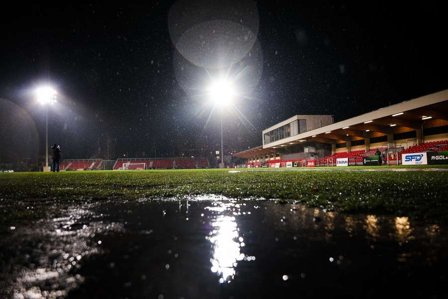 Deszcz wykończył boisko w Niepołomicach, mecz Puszczy ze Stalą Mielec odwolany