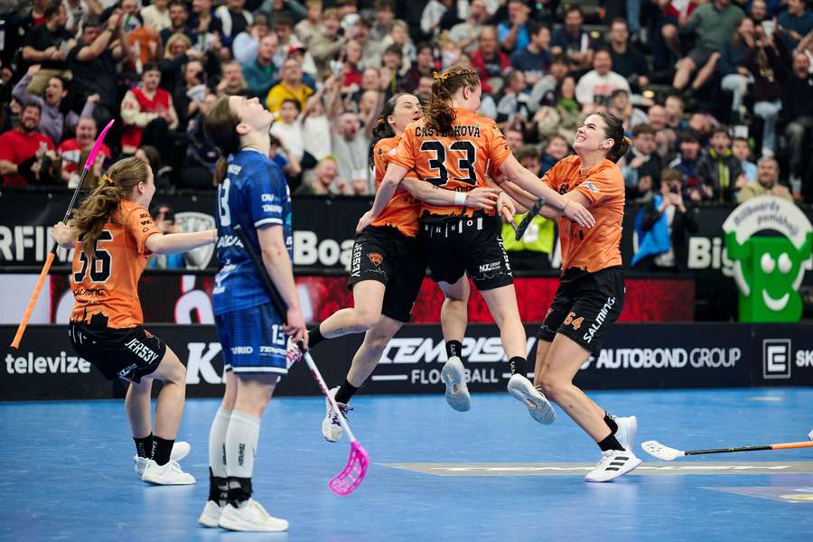 Anna Brucháčková (vlevo) slaví zisk titulu.