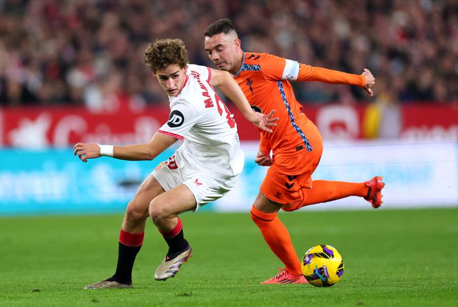 Aspas persigue a Manu Bueno en el último Sevilla-Celta