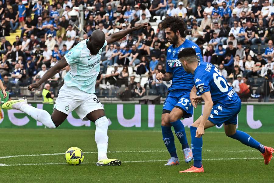 El delantero del Inter de Milán Romelu Lukaku dispara y marca el primer gol de su equipo