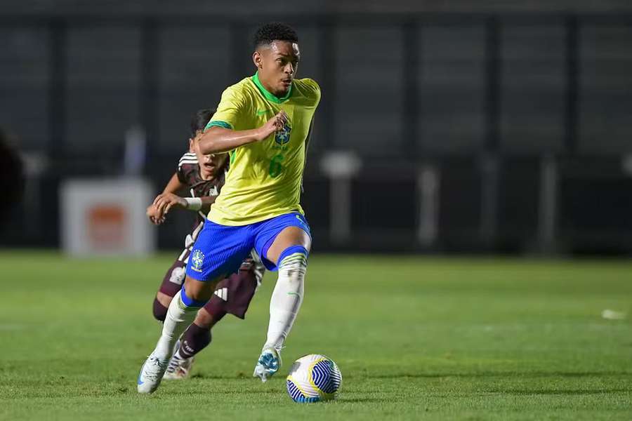 Léo Derik ao serviço da seleção sub-20 do Brasil Léo Derik ao serviço da seleção sub-20 do Brasil