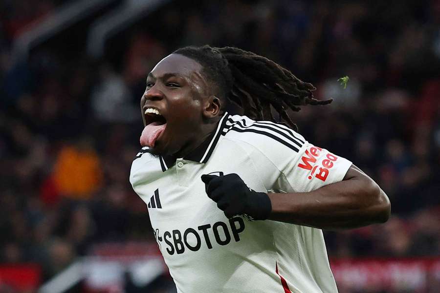 Bassey marcó un gol para el Fulham contra el Manchester United.