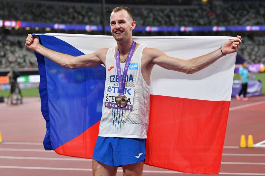 Jan Štefela s bronzovou medailí z MS.