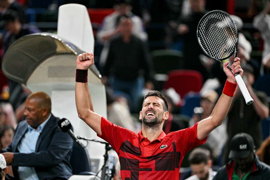 Djokovic festeggia la sua vittoria.