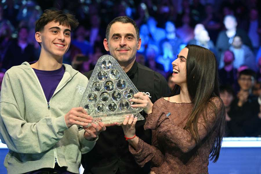 England's Ronnie O'Sullivan (C) and his son Ronnie and daughter Lily poses with the Paul Hunter trophy after his victory