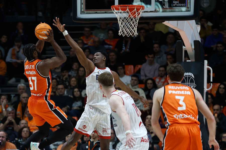 Ojeleye intenta una canasta en el aro manresano