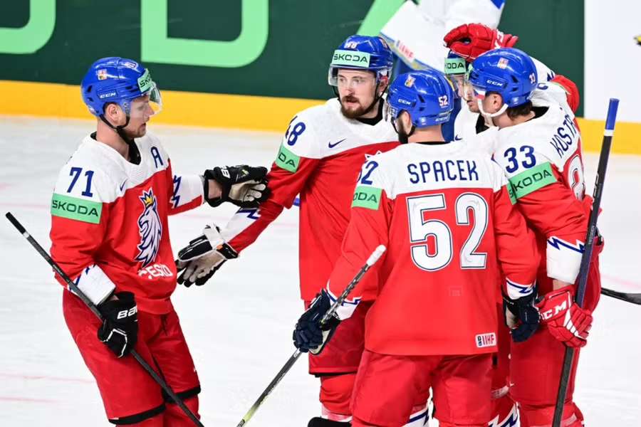 Českí hokejisti sa radujú z druhej výhry na majstrovstvách sveta.