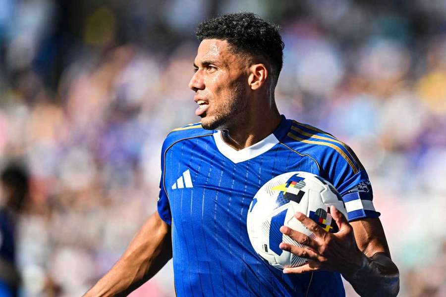 James Justin junta-se ao Leeds United por quatro anos