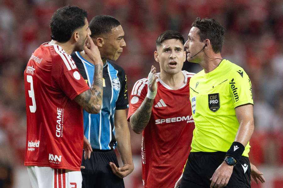 Faltas, discussões e pouco futebol no 1º Gre-Nal das quartas da Copa do Brasil Faltas, discussões e pouco futebol no 1º Gre-Nal das quartas da Copa do Brasil