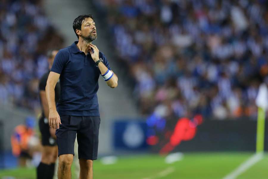 Vítor Bruno estreou-se como treinador principal na Liga e no Dragão Vítor Bruno estreou-se como treinador principal na Liga e no Dragão