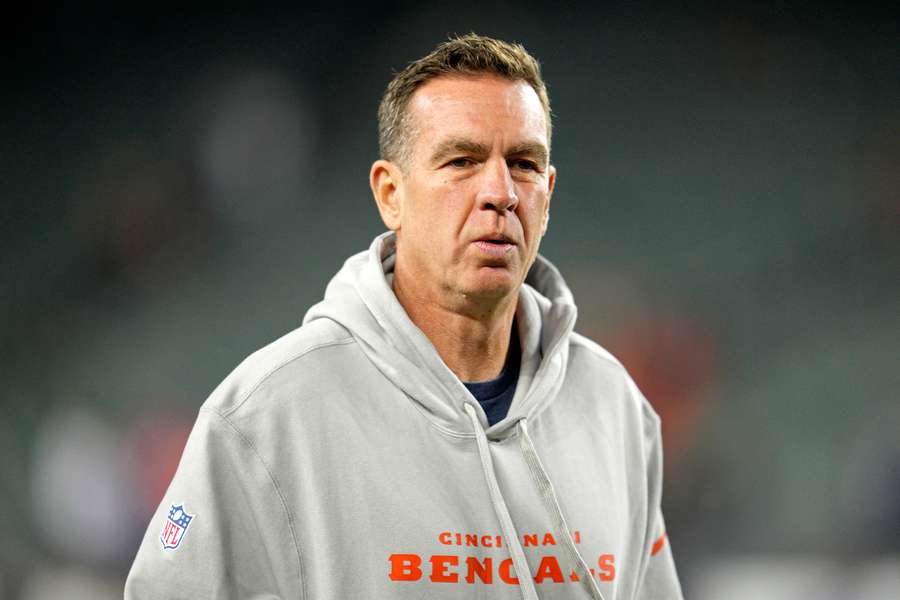 Cincinnati Bengals defensive coordinator Lou Anarumo walking on the field