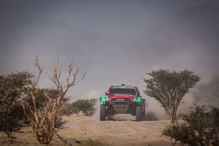 Gottschalk und Al Rajhi sind im Toyota in Saudi-Arabien gut auf Kurs.