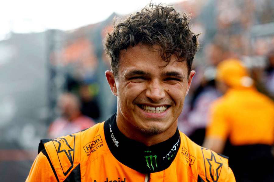 Lando Norris freut sich über seinen großen Sieg.