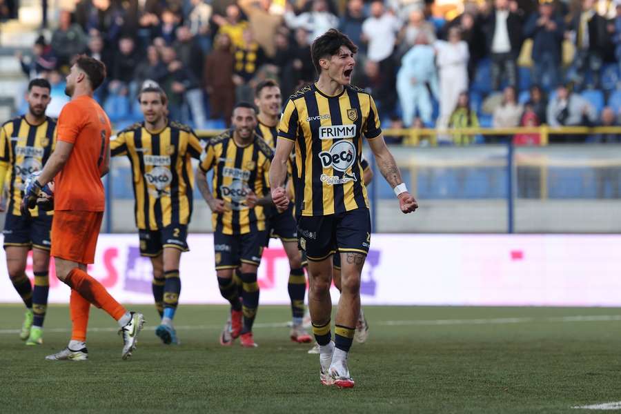 Nicolò Fortini esulta per il gol segnato al Cosenza