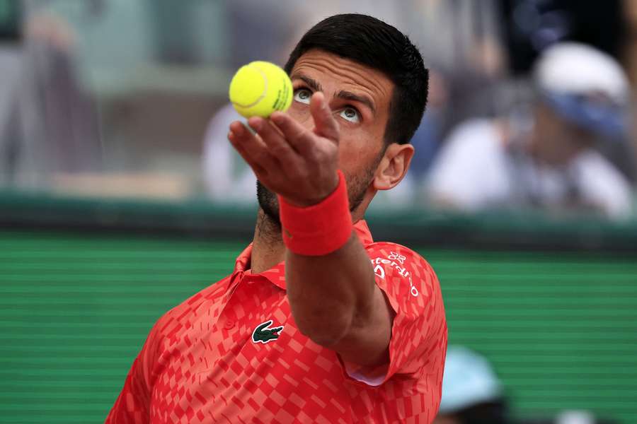 Djokovic se prepara para sacar, su condena