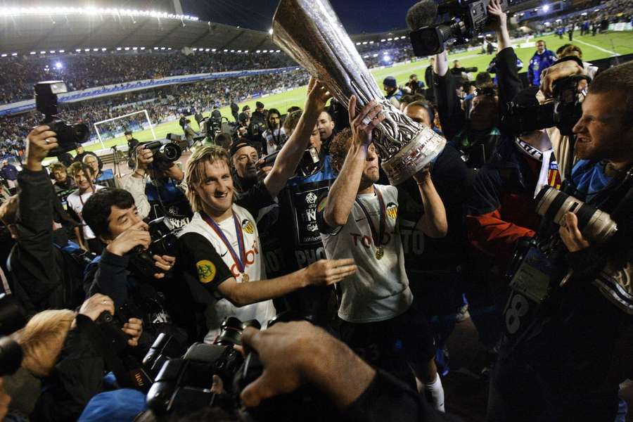Curro Torres, con la Copa de la UEFA 2003-2004
