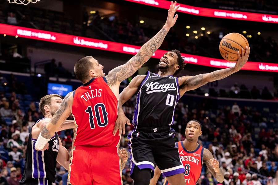 Daniel Theis (l.) versucht, Malik Monk zu blocken