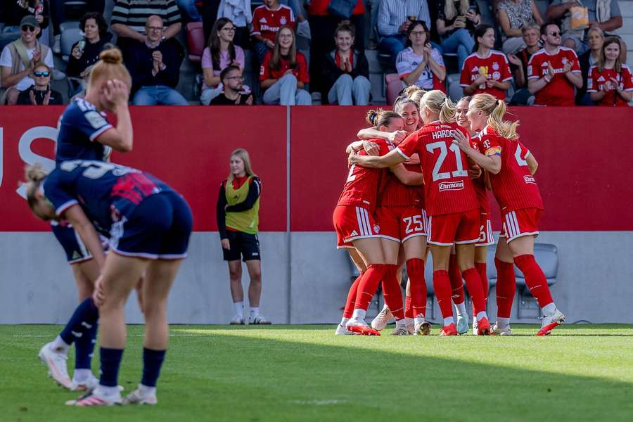 Die Bayern-Frauen feiern den Bundesliga-Sieg über den 1. FC Köln.