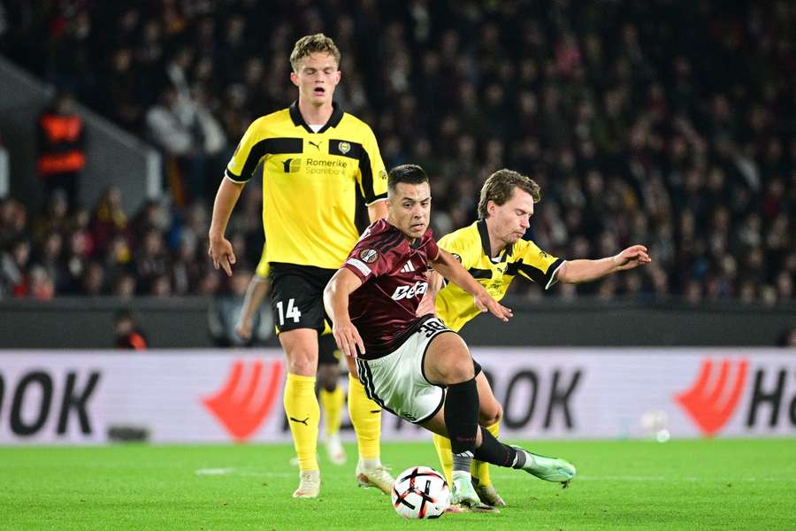 Po zákroku na Huga Sochůrka měla podle expertů Sparta v Evropské lize kopat penaltu.