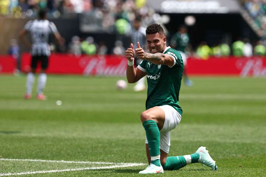 Paulinho slaví gól, kterým rozhodl osmifinále MS klubů.